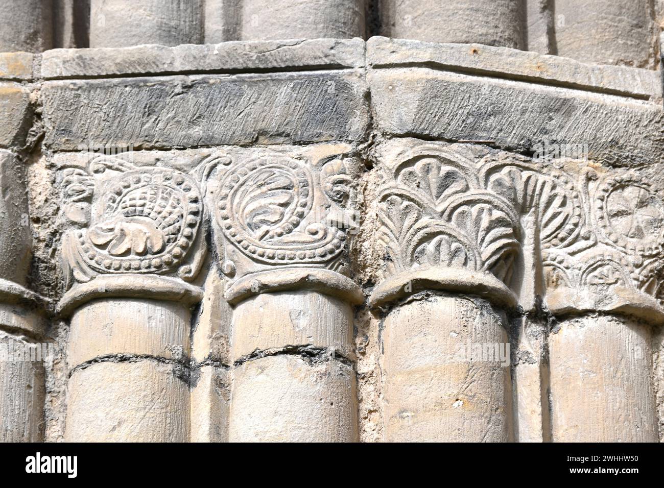 Dekorative Schnitzereien in Wenlock oder St. Milburga's Priory Kloster aus dem 12. Jahrhundert in Lost Wenlock, Shropshire, Großbritannien September Stockfoto