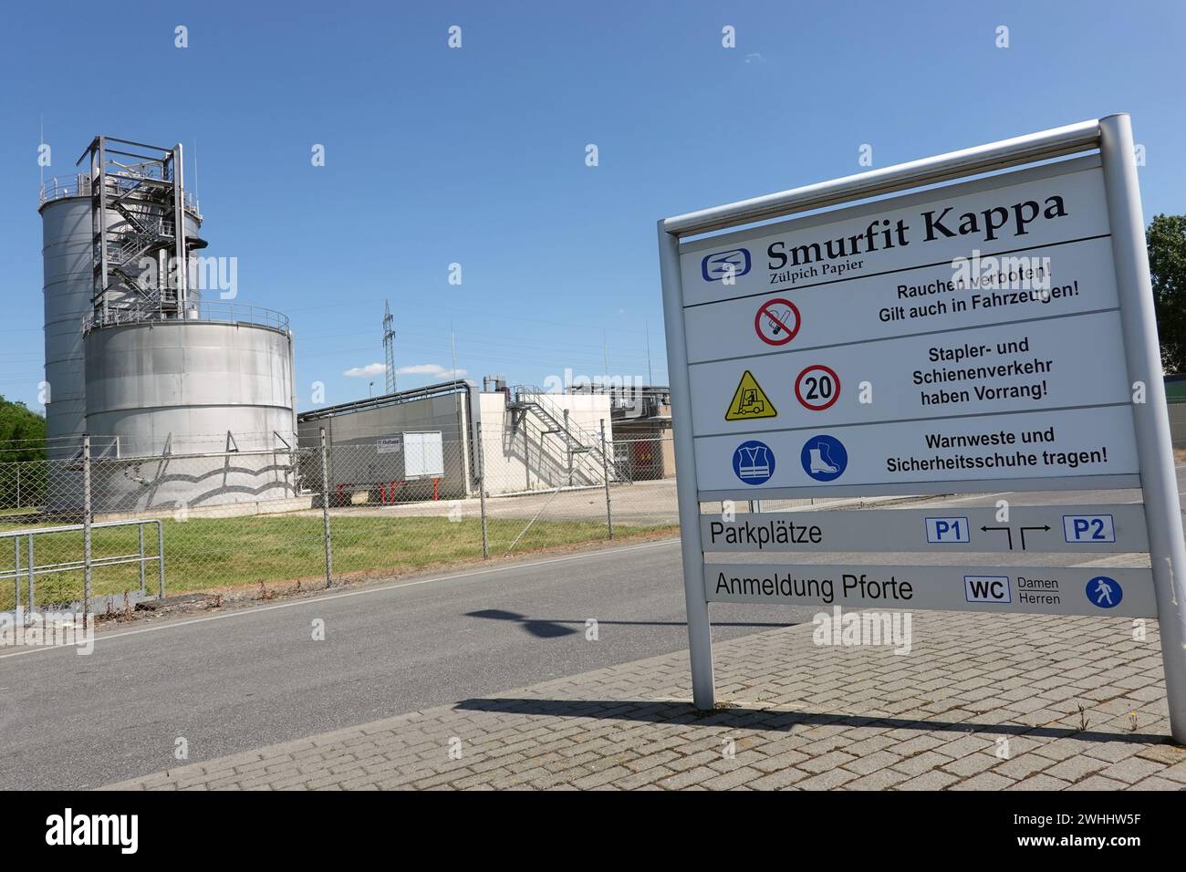 Smurfit Kappa Papierfabrik ZÃ¼lpich, im Hintergrund die eigene Abwasseraufbereitungsanlage des Unternehmens Stockfoto