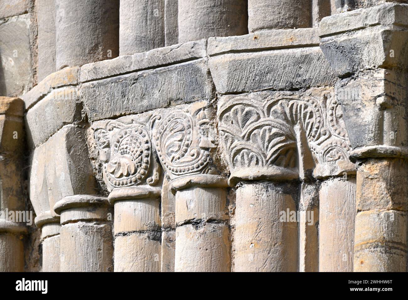 Dekorative Schnitzereien in Wenlock oder St. Milburga's Priory Kloster aus dem 12. Jahrhundert in Lost Wenlock, Shropshire, Großbritannien September Stockfoto