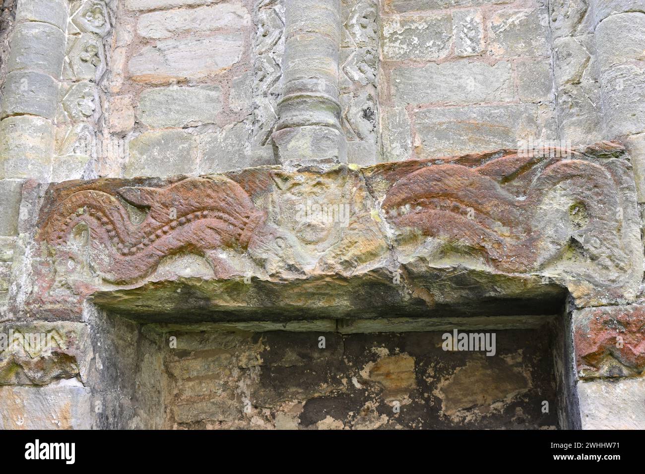 Dekorative Schnitzereien in Wenlock oder St. Milburga's Priory Kloster aus dem 12. Jahrhundert in Lost Wenlock, Shropshire, Großbritannien September Stockfoto