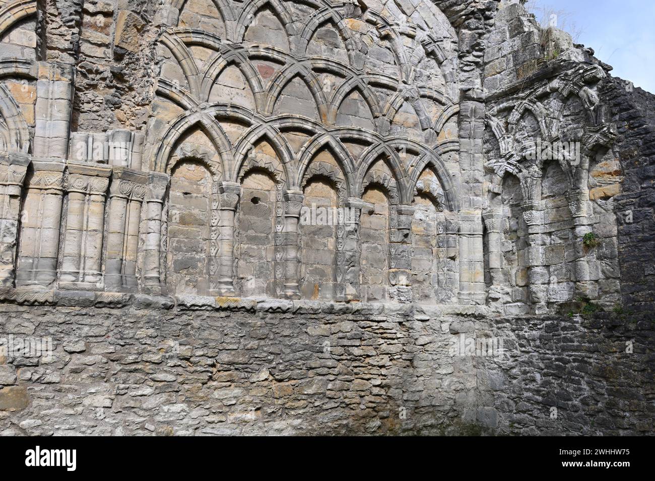 Dekorative Schnitzereien in Wenlock oder St. Milburga's Priory Kloster aus dem 12. Jahrhundert in Lost Wenlock, Shropshire, Großbritannien September Stockfoto
