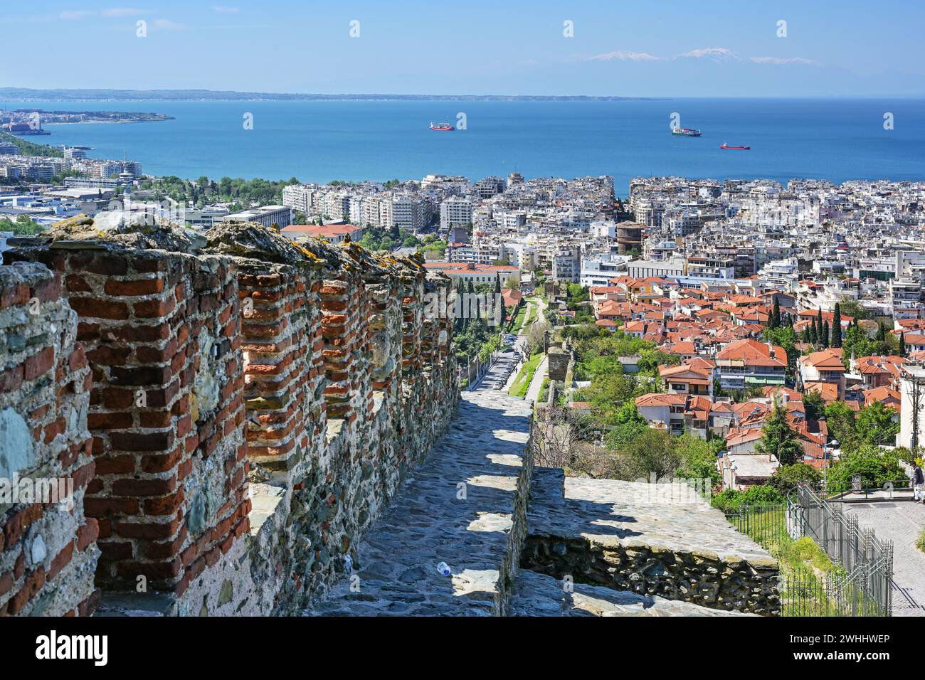 Thessaloniki in Griechenland, Panoramablick von Ani Poli, der oberen Altstadt mit historischen Stadtmauern über dem modernen Zentrum Stockfoto