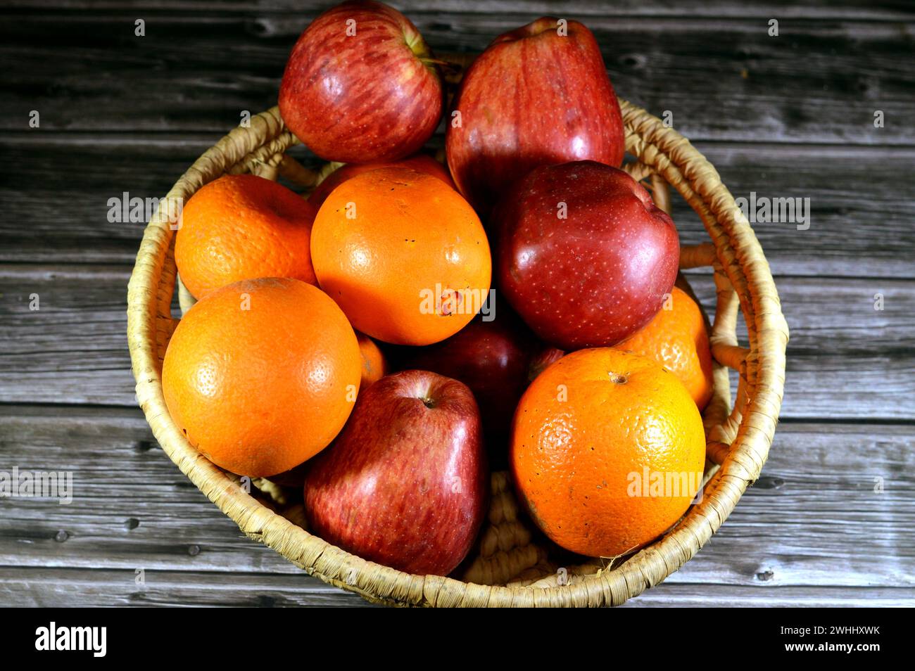 Verschiedene frische Früchte von Orangen, roten Äpfeln und Mandarinen, frische Früchte sind sehr gesund und enthalten mehrere Vitamine und Mineralstoffe, die wichtig sind f Stockfoto