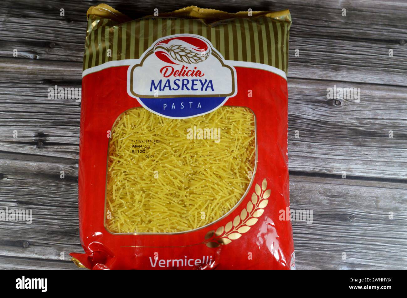 Kairo, Ägypten, 7. Februar 2024: Delicia Masreya Pasta, Vermicelli Shareyya getrocknete Nudeln, die nach italienischen und anderen Rezepten zubereitet werden, hergestellt mit Durum Stockfoto