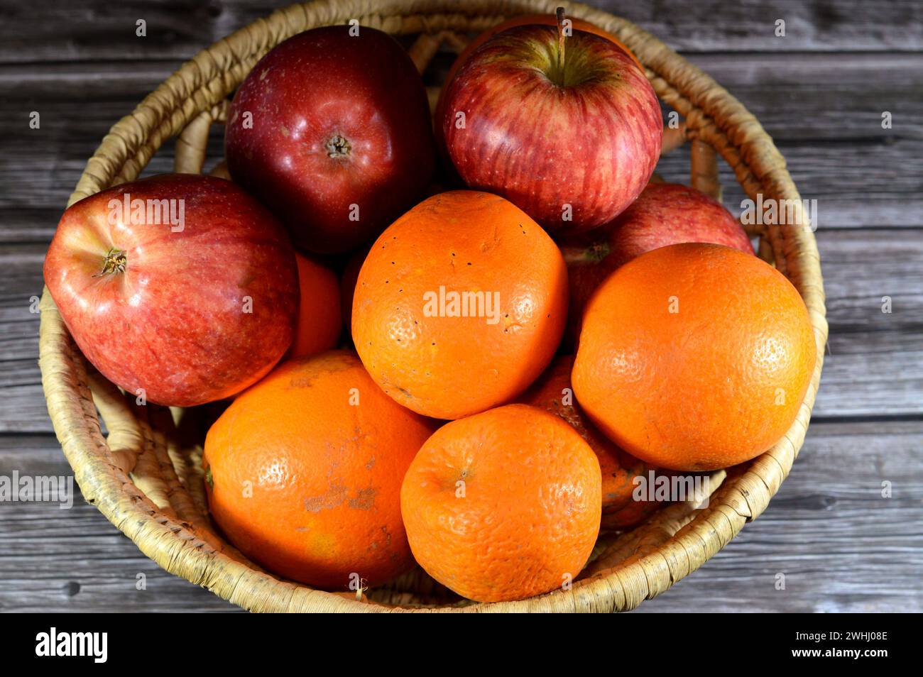 Verschiedene frische Früchte von Orangen, roten Äpfeln und Mandarinen, frische Früchte sind sehr gesund und enthalten mehrere Vitamine und Mineralstoffe, die wichtig sind f Stockfoto