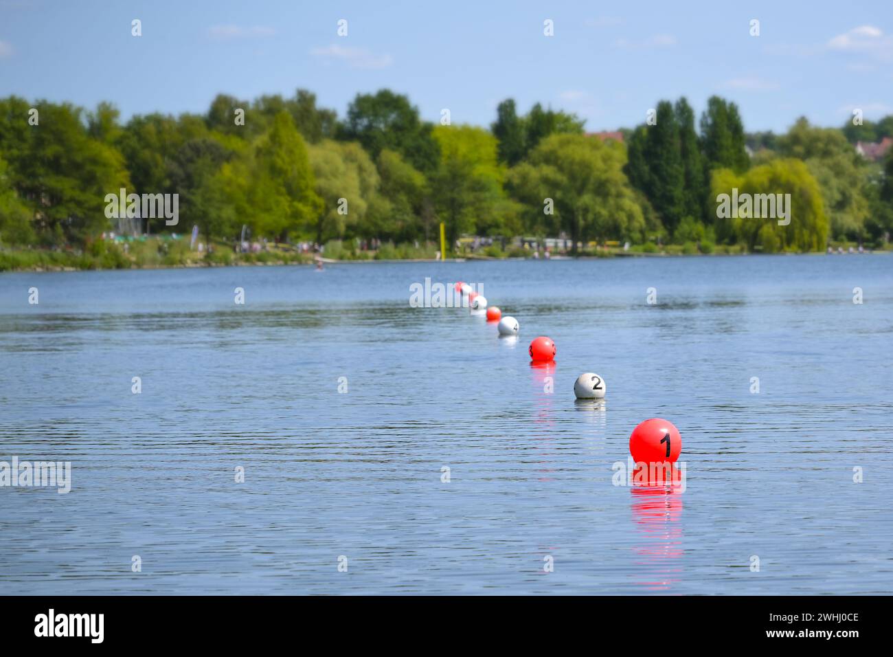Schwimmende Kugeln in Rot und weiß markieren die Ziellinie auf dem See während einer Ruderregatta, Kopierraum und ausgewählter Fokus Stockfoto