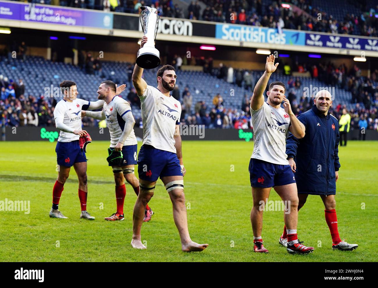 Der Franzose Charles Ollivon mit der Auld Alliance Trophy, nachdem er das Guinness Six Nations-Spiel im Scottish Gas Murrayfield Stadium in Edinburgh gewonnen hatte. Bilddatum: Samstag, 10. Februar 2024. Stockfoto