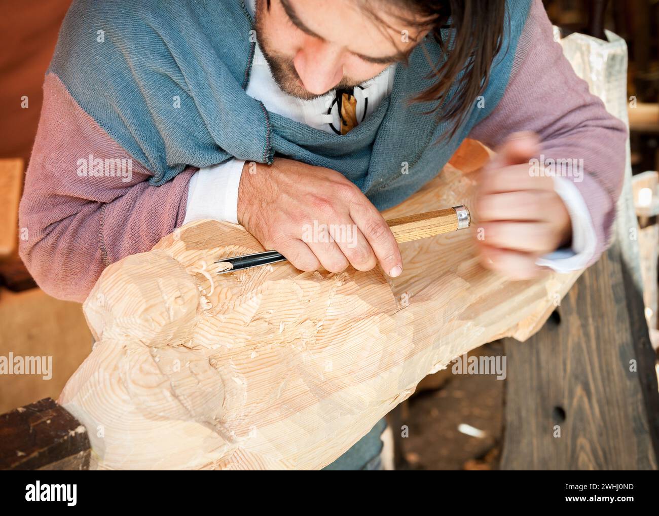 Holzarbeiter mit Handhobel, der die Kiefer bearbeitet Stockfoto