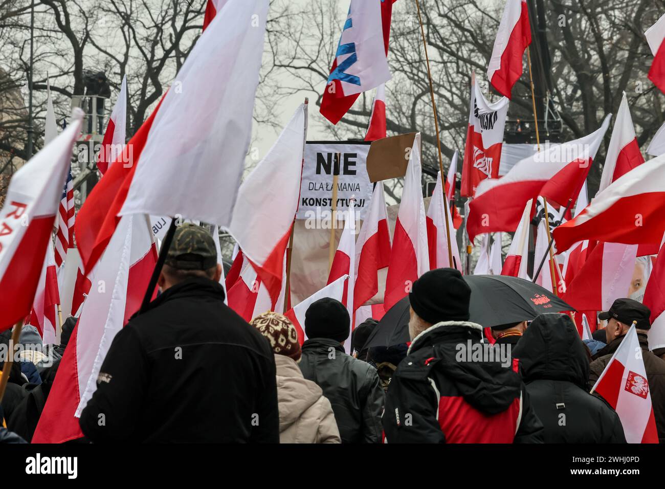 Warschau, Polen, 10. Februar 2024. Eine Menschenmenge, die polnische Nationalflaggen und regierungsfeindliche Banner hält, angeführt von rechtsextremen Medien - Gazeta Polska und TV Republica sowie Recht und Gerechtigkeit (Prawo i Sprawiedliwość - PIS) politische Parteiführer demonstrieren einen Protest zur Unterstützung der derzeitigen Richter des Verfassungsgerichts vor dem Gebäude des Gerichts in der Szucha-Straße. Polen durchlebt eine Verfassungskrise, wie die Regierung der Mitte sagt, Richter des Verfassungsgerichts wurden illegal von der ehemaligen rechten Regierung eingesetzt. Die rechte Opposition beweist die Unterstützung der Richter des Gerichtshofs Stockfoto