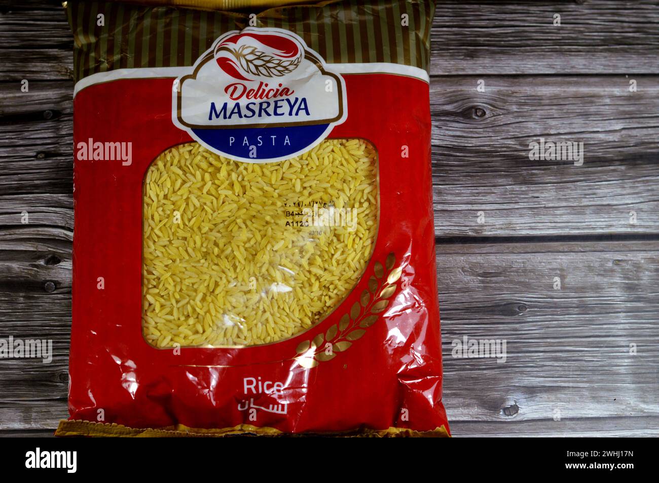 Kairo, Ägypten, 7. Februar 2024: Delicia Masreya Pasta, Reis Lisan Asfour, getrocknete Nudeln, die nach italienischen und anderen Rezepten zubereitet werden können, und Suppen Stockfoto