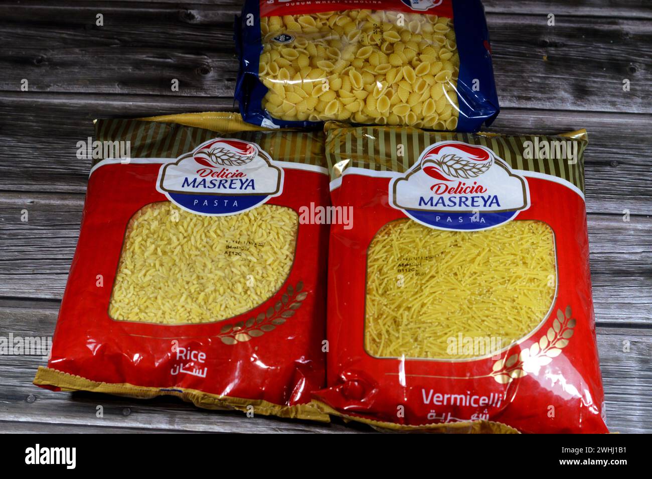 Kairo, Ägypten, 7. Februar 2024: Delicia Masreya Pasta, Reis Lisan Asfour, Vermicelli Shareyya und Muscheln getrocknete Pasta, die auf Italienisch zubereitet werden können Stockfoto