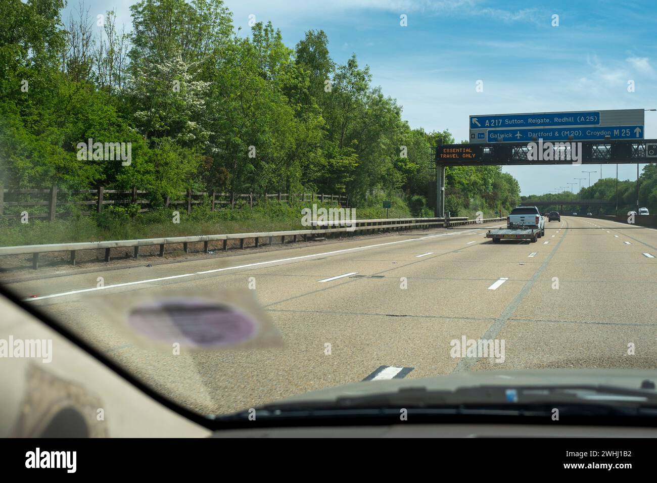 Ein Autobahnschild mit der Aufschrift „Essential Travel Only“ während einer COVID-Sperrung Stockfoto