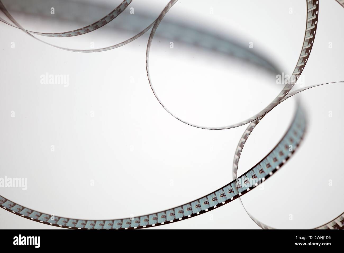 8-mm-Filmschleifen auf weißem Hintergrund Stockfoto