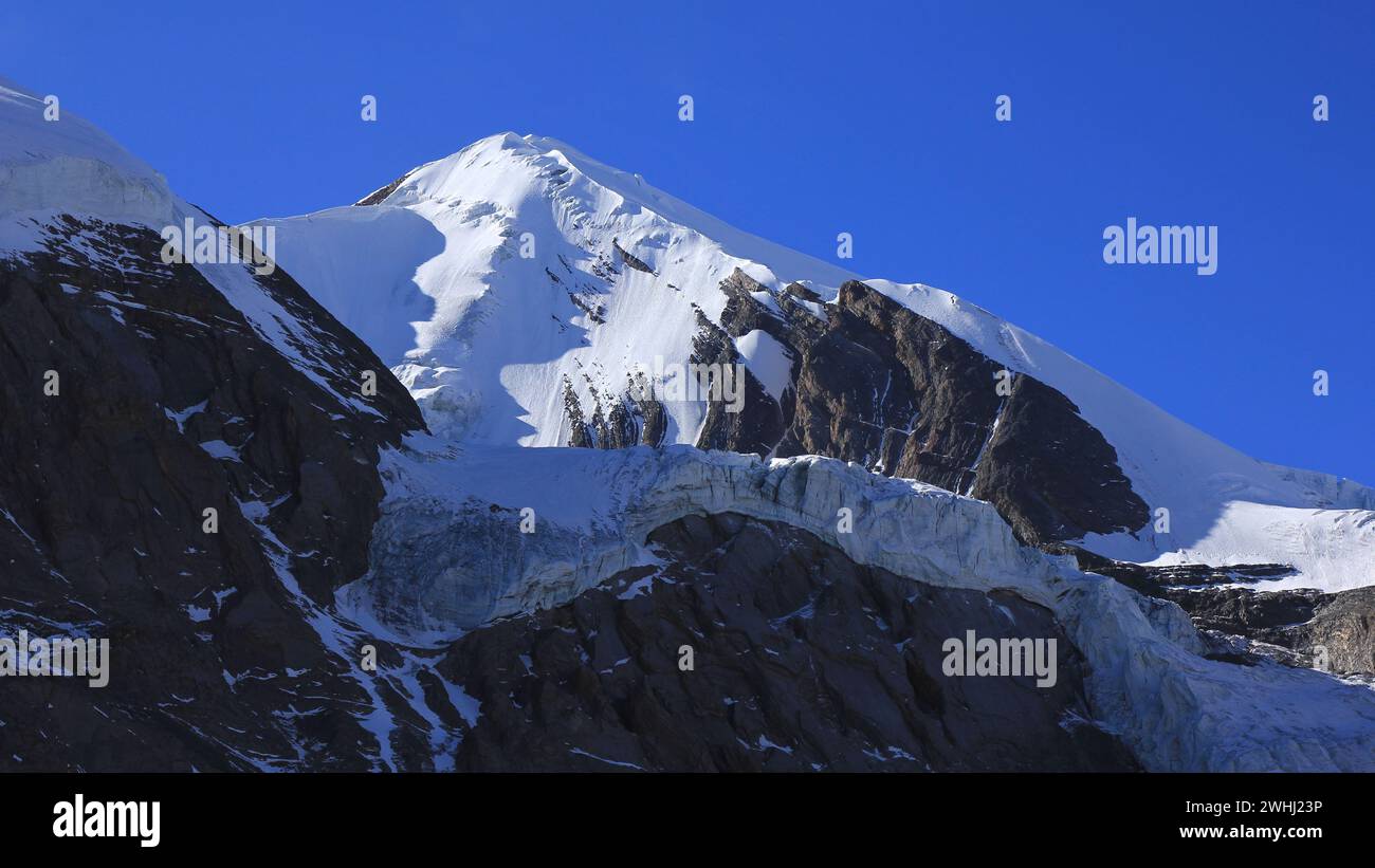 Khatung Kang, Berg neben dem Thorong La Gebirgspass. Stockfoto