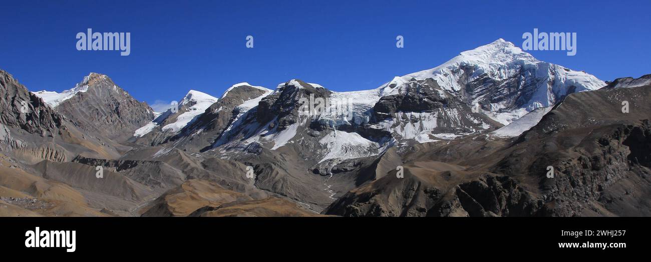 Gipfel des Mount Chulu West und anderer Berge, Nepal. Stockfoto