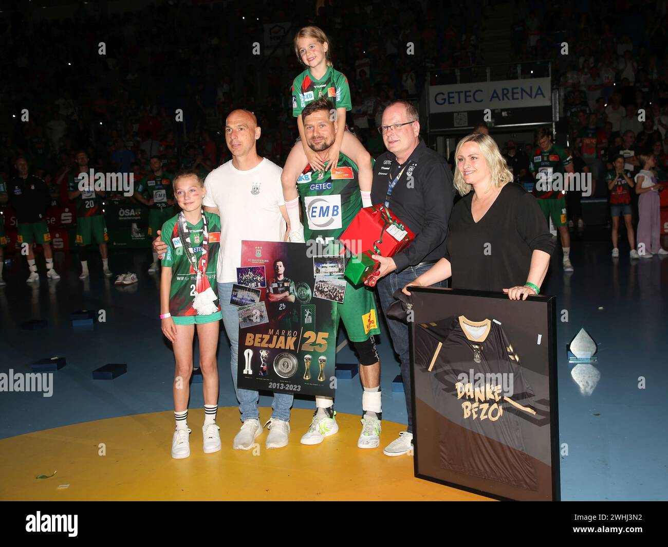 Marc-Henrik Schmedt und Dirk Roswandowicz verabschieden sich am 08/2023 von Marko Bezjak SC Magdeburg Stockfoto