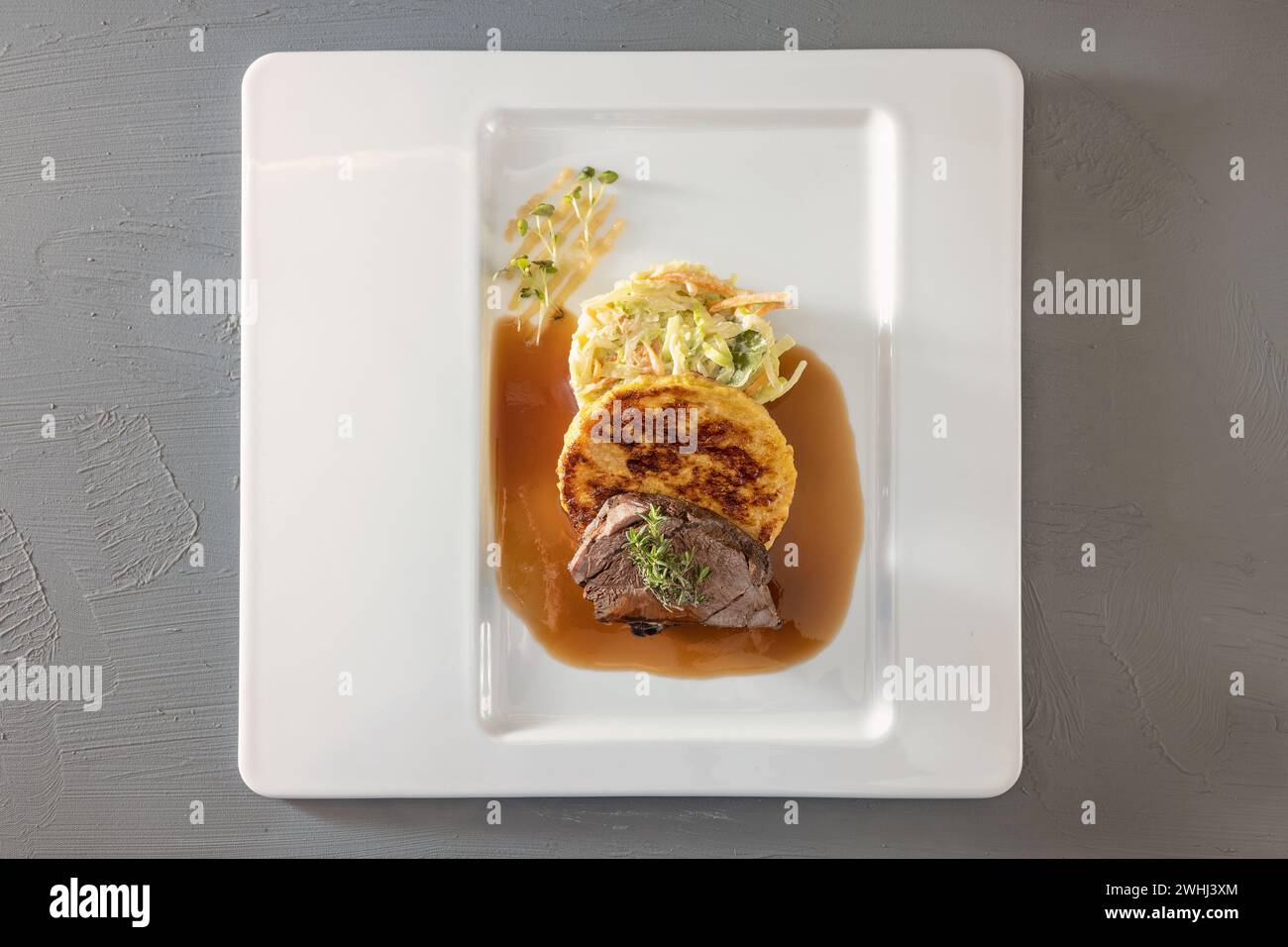 Gebratenes Wildfleisch, gebratene Brotknödel und Rokohl-Gemüse mit ... Gebratenes Wildfleisch, gebratene Brotknödel und Rokohl-Gemüse mit ...