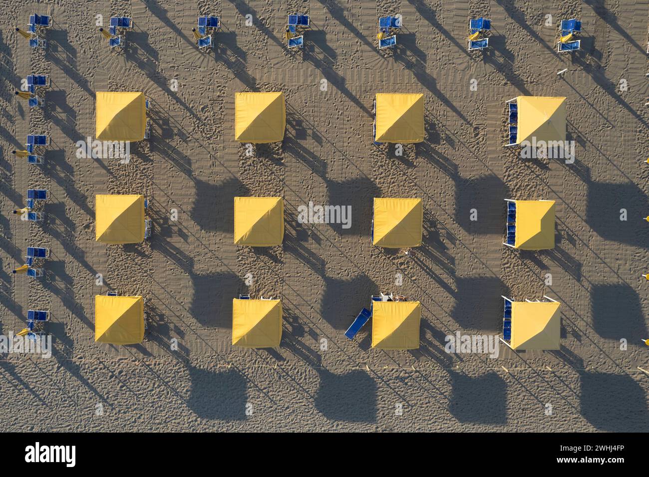 Der ausgestattete Strand von Versilia von oben gesehen Stockfoto