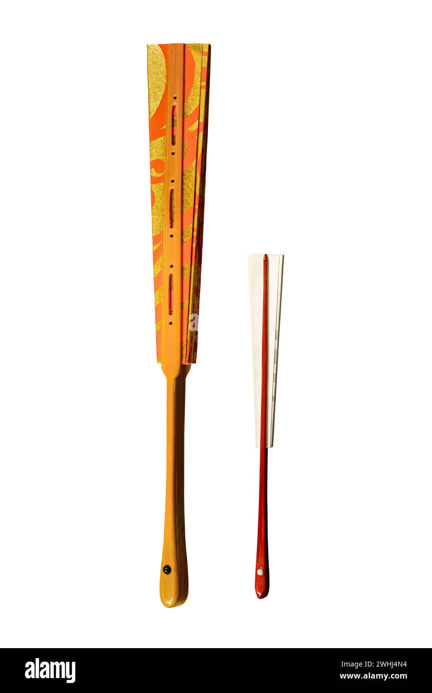 Japanische traditionelle geschlossene Ventilatoren aus Papier und lackiertem Bambus mit goldenen, roten und weißen Ornamenten. Stockfoto