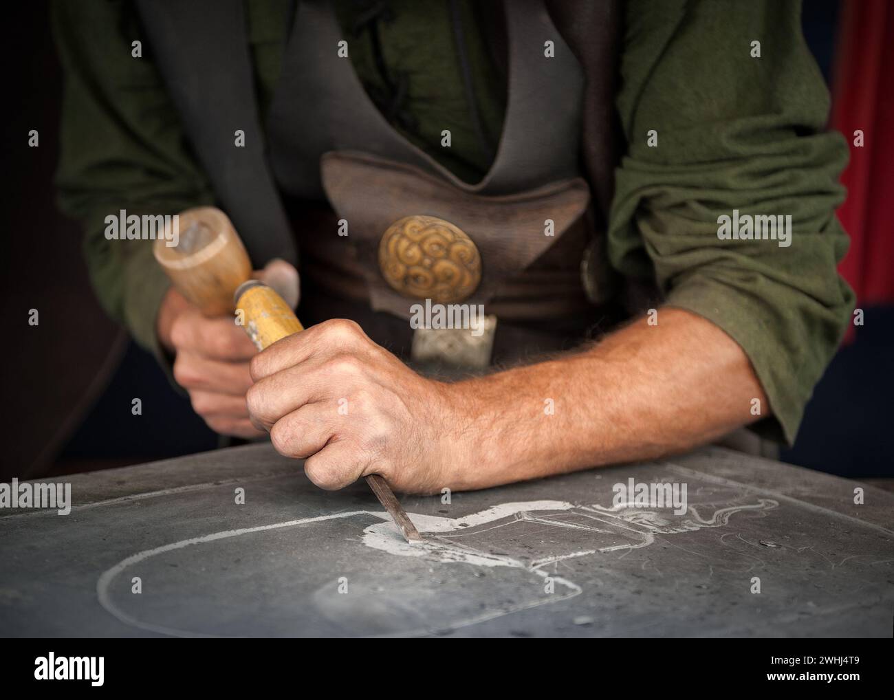 Handwerker arbeiten an einem Schieferteller Stockfoto