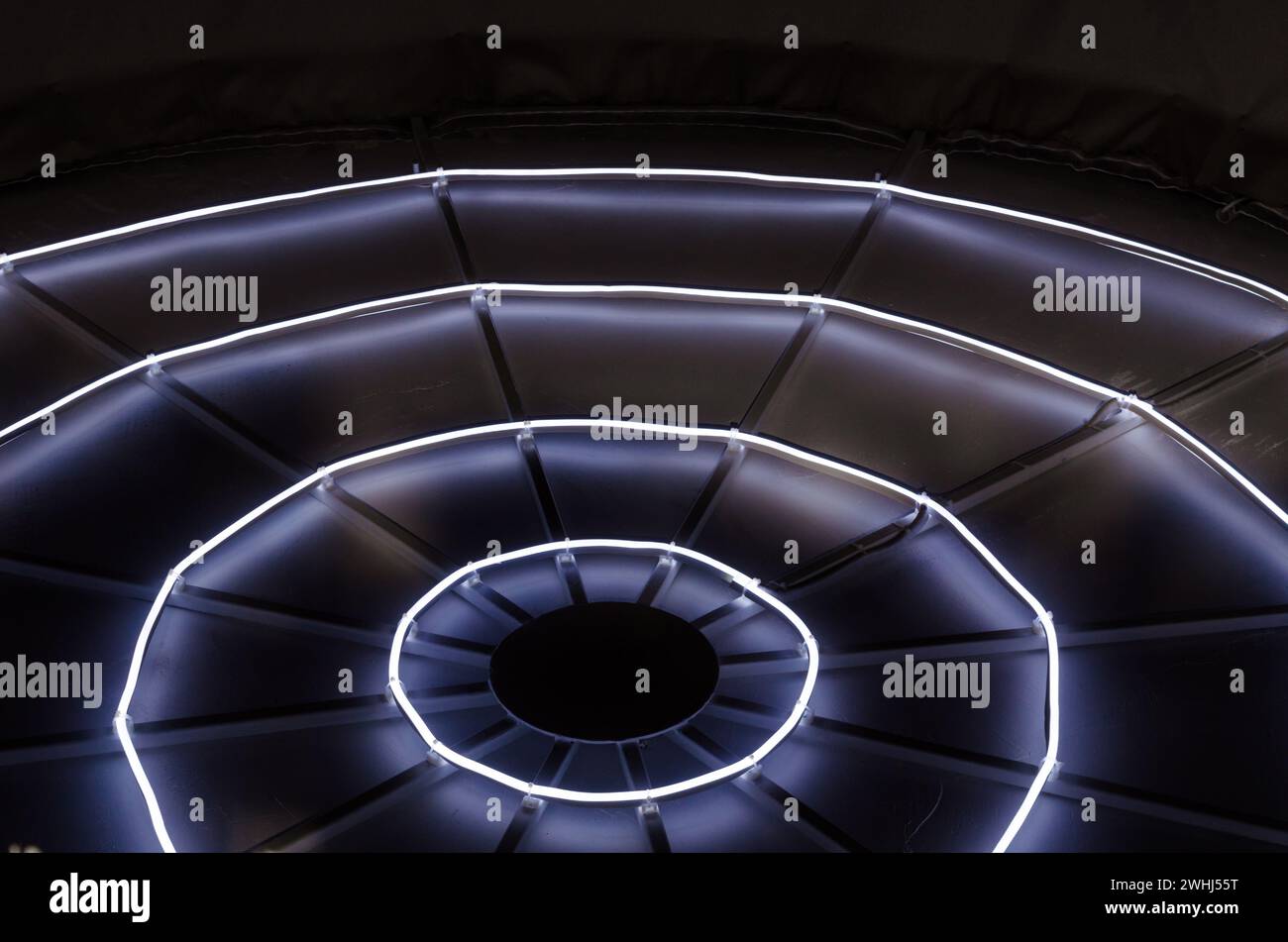 Beleuchtung mit elektrischen Lampen im Dunkeln Stockfoto