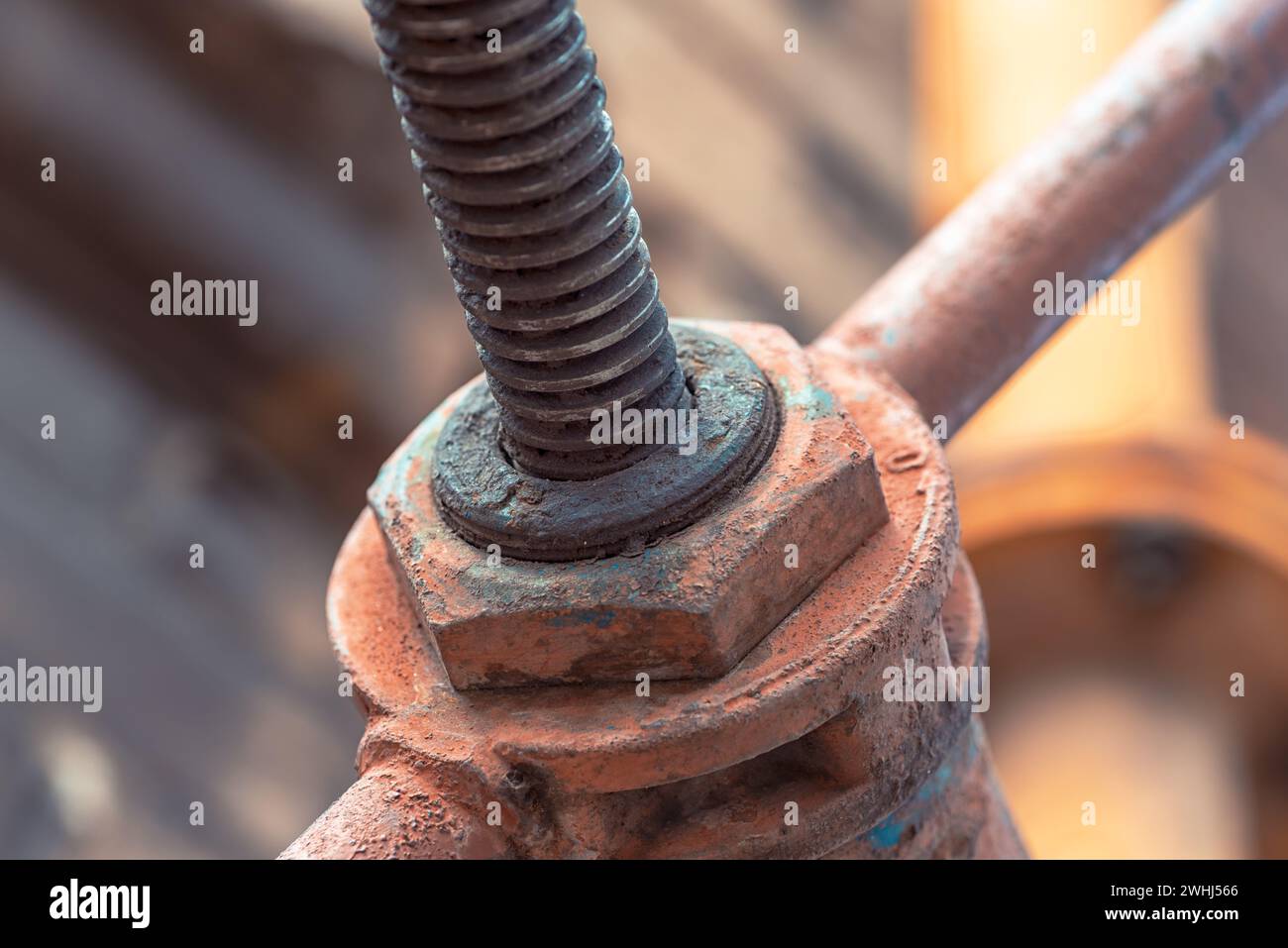 Schmutziges Gasventil mit einem gelben Rohr an der Wand eines alten Hauses Stockfoto