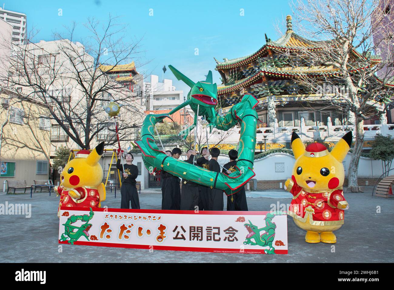 Yokohama, Japan. Februar 2024. Am ersten Tag des chinesischen Neujahrsmonsters in Chinatown in Yokohama, Präfektur Kanagawa, Japan, am Samstag, den 10. Februar 2024, posieren Lekuza aus dem Drachentanz des Pocket-Monsters und Pikachu-gekleideten traditionellen chinesischen Kleidern vor der Kamera. Foto: Keizo Mori/UPI Credit: UPI/Alamy Live News Stockfoto