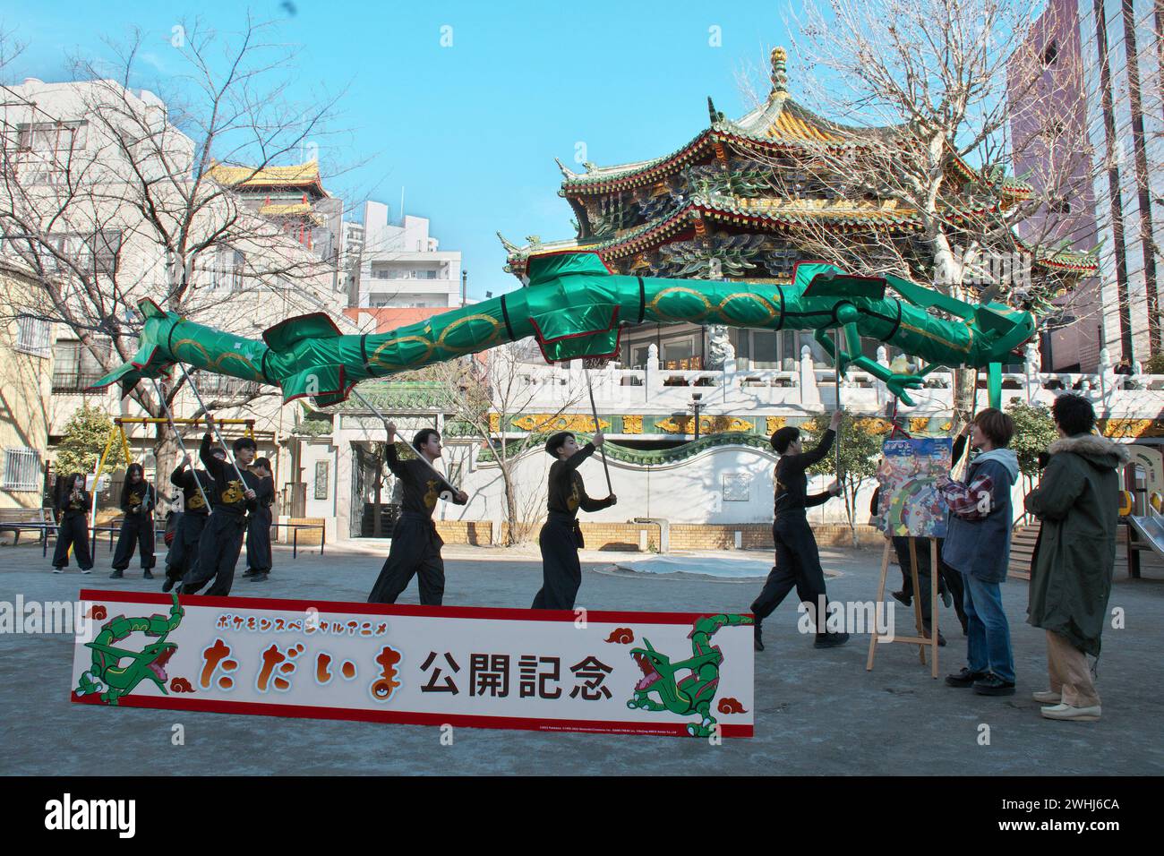Yokohama, Japan. Februar 2024. Der Dragon Dance-basierte Lekuza of Pocket Monster tritt am ersten Tag des chinesischen Neujahrsmonats in Chinatown in Yokohama, Präfektur Kanagawa, Japan am Samstag, den 10. Februar 2024 auf. Foto: Keizo Mori/UPI Credit: UPI/Alamy Live News Stockfoto