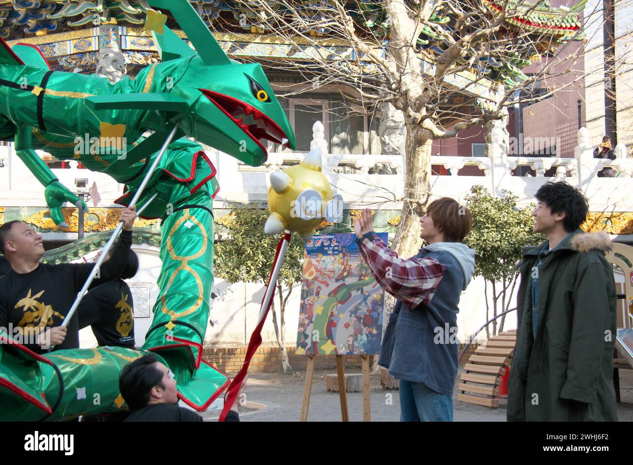 Yokohama, Japan. Februar 2024. Der Dragon Dance-basierte Lekuza of Pocket Monster tritt am ersten Tag des chinesischen Neujahrsmonats in Chinatown in Yokohama, Präfektur Kanagawa, Japan am Samstag, den 10. Februar 2024 auf. Foto: Keizo Mori/UPI Credit: UPI/Alamy Live News Stockfoto