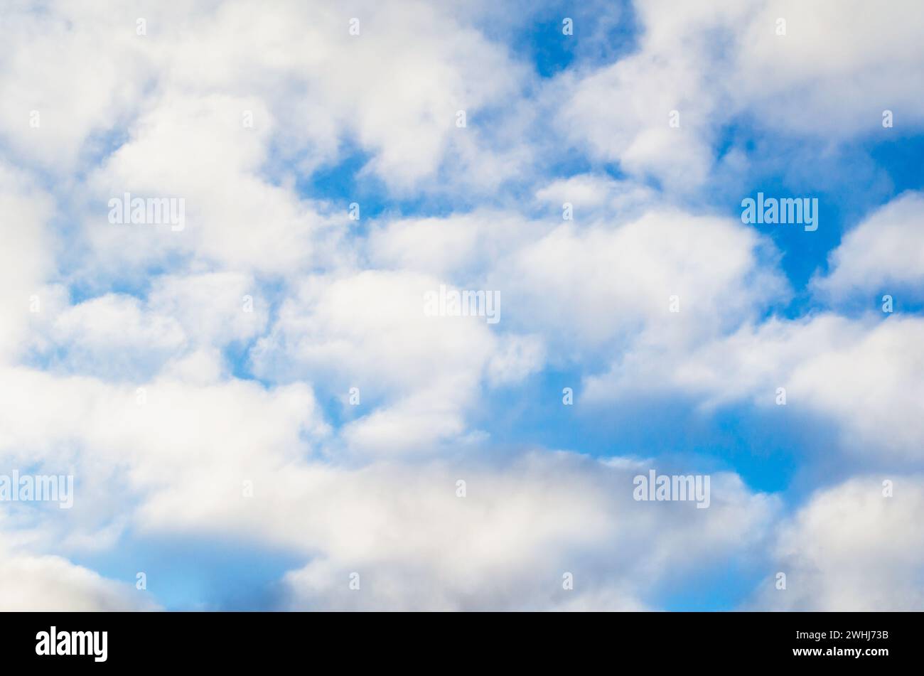 Muster blauer Tageshimmel mit weißen Wolken Stockfoto