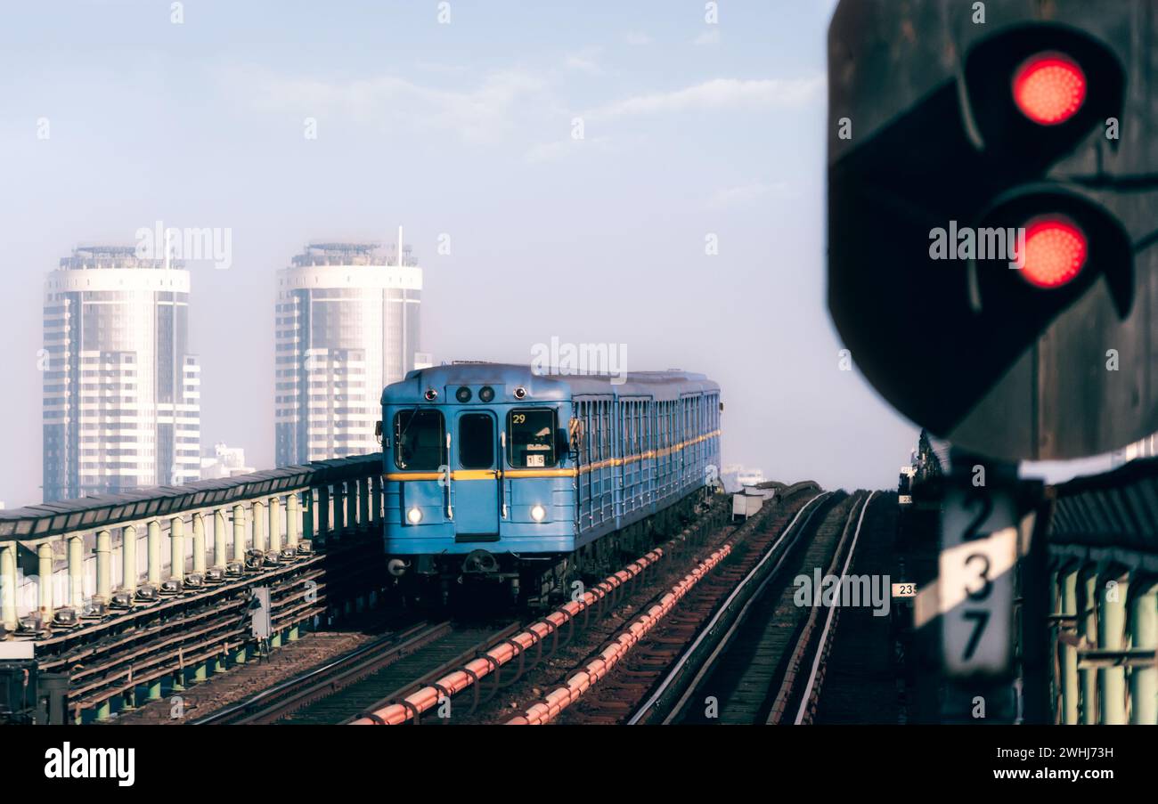 Klassische U-Bahn-Autos auf dem Hintergrund von Bürohochhäusern und roter Bremsleuchte Stockfoto