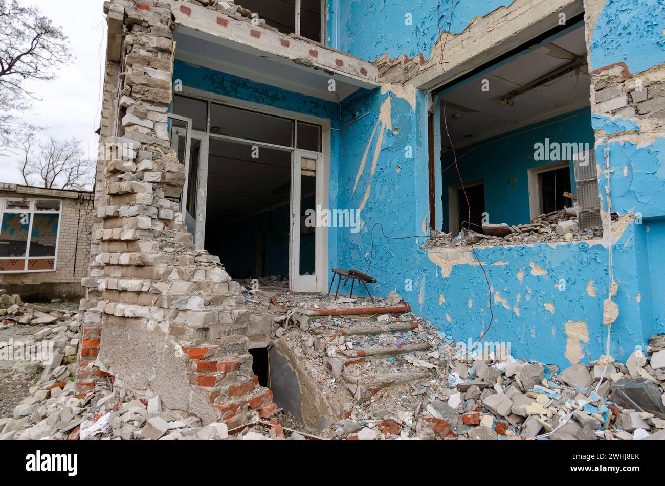 Zerstörtes Schulgebäude in der Ukraine Stockfoto