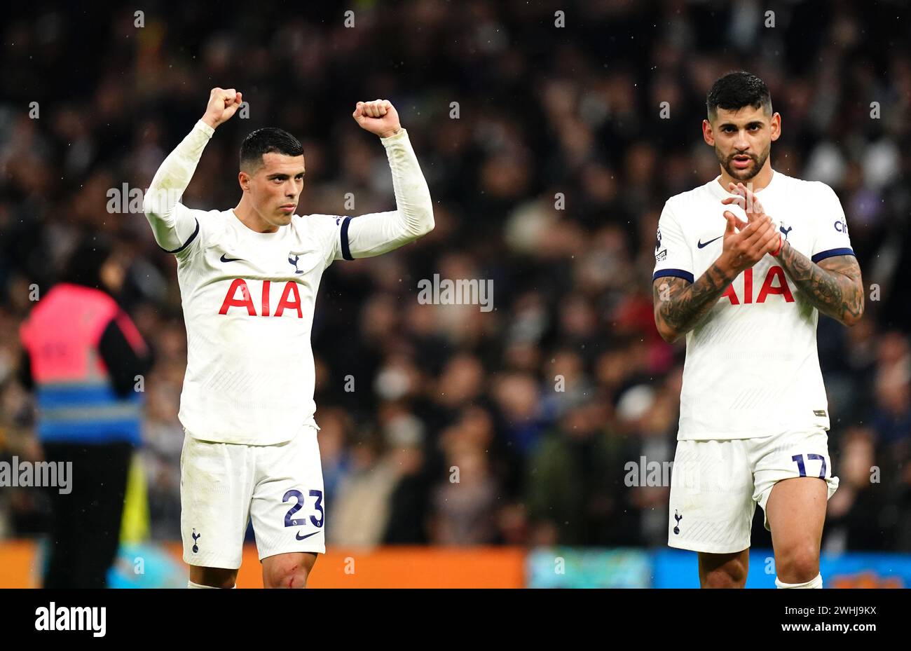 Tottenham Hotspurs Pedro Porro (links) und Cristian Romero applaudieren den Fans nach dem letzten Pfiff im Premier League-Spiel im Tottenham Hotspur Stadium in London. Bilddatum: Samstag, 10. Februar 2024. Stockfoto