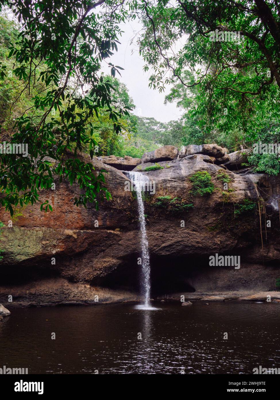 Nam Tok Haew Suwat oder Haew Suwat Wasserfall es gilt als einer der schönsten Wasserfälle in Thailand. Gelegen im Khao Yai Nationalpark. Welche Stockfoto