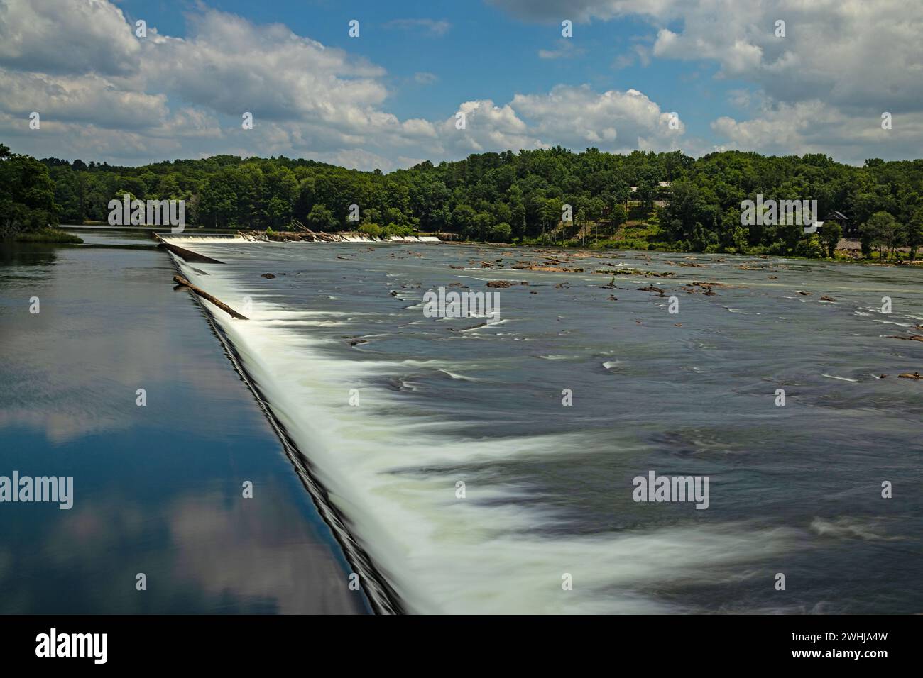 Blick auf den Savannah River und die Savannah River Stromschnellen in Augusta in Georgia Stockfoto