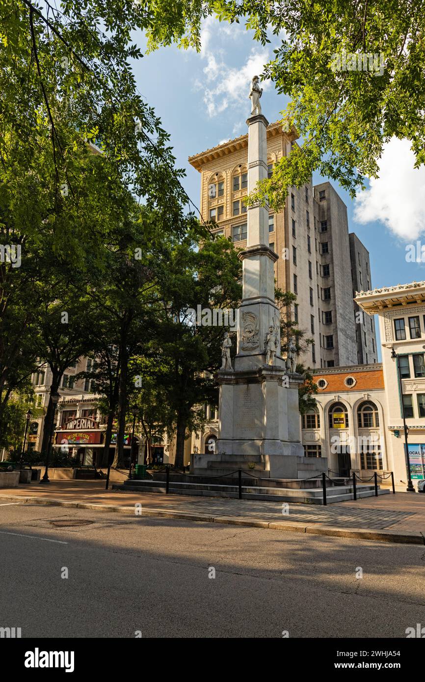 Broad Street mit Bürgerkriegsdenkmal in Augusta in Georgia Stockfoto Broad Street mit Bürgerkriegsdenkmal in Augusta in Georgia Stockfoto