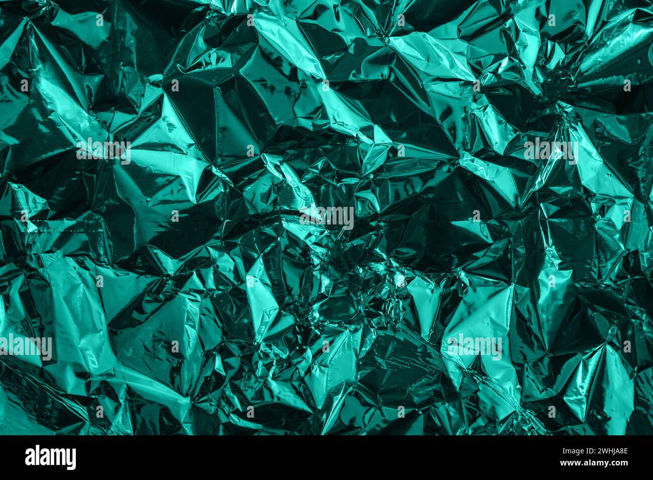 Mintgrünes verformtes Cellophan oder Kunststoff. Kreativer Hintergrund für Ihr Design Stockfoto