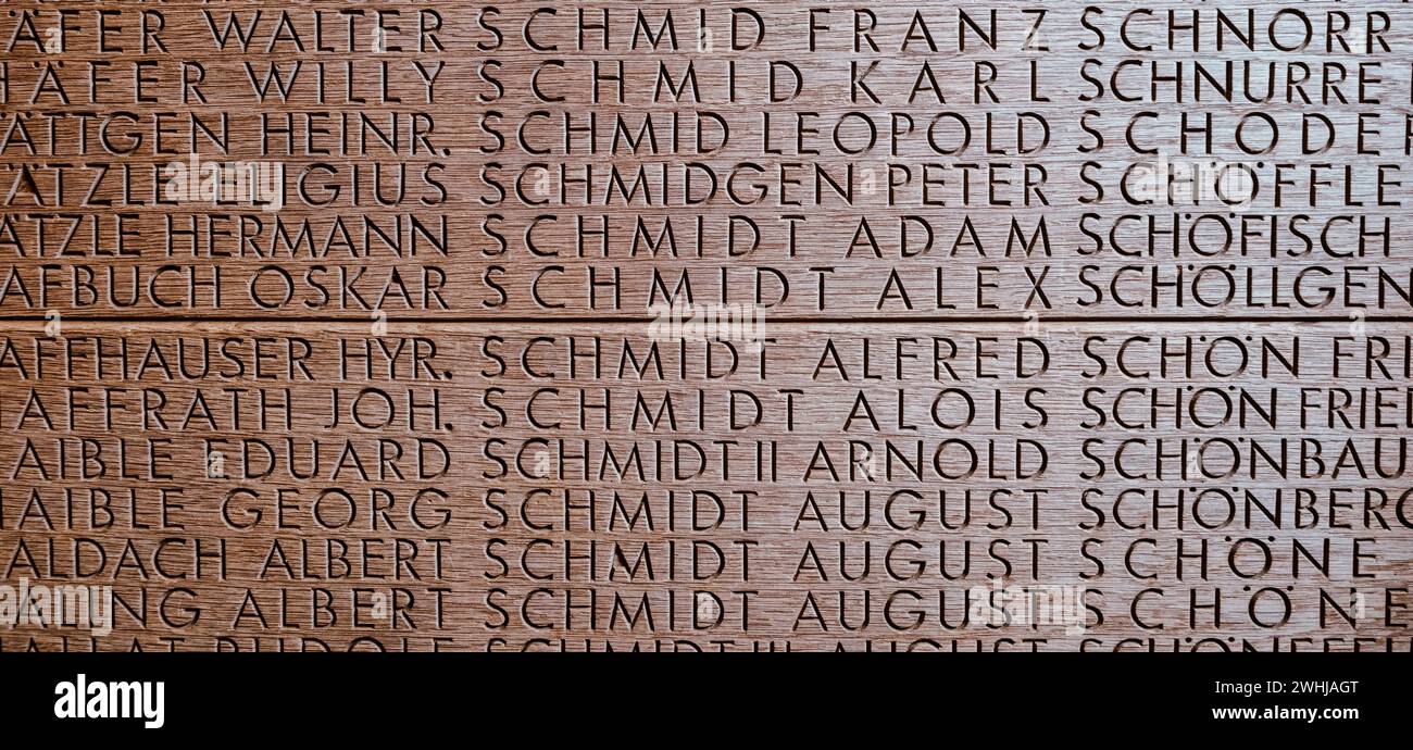 Eine Wand mit gefallenen Studentensoldaten auf dem deutschen Kriegsfriedhof Langemark, Ypern Salient Stockfoto