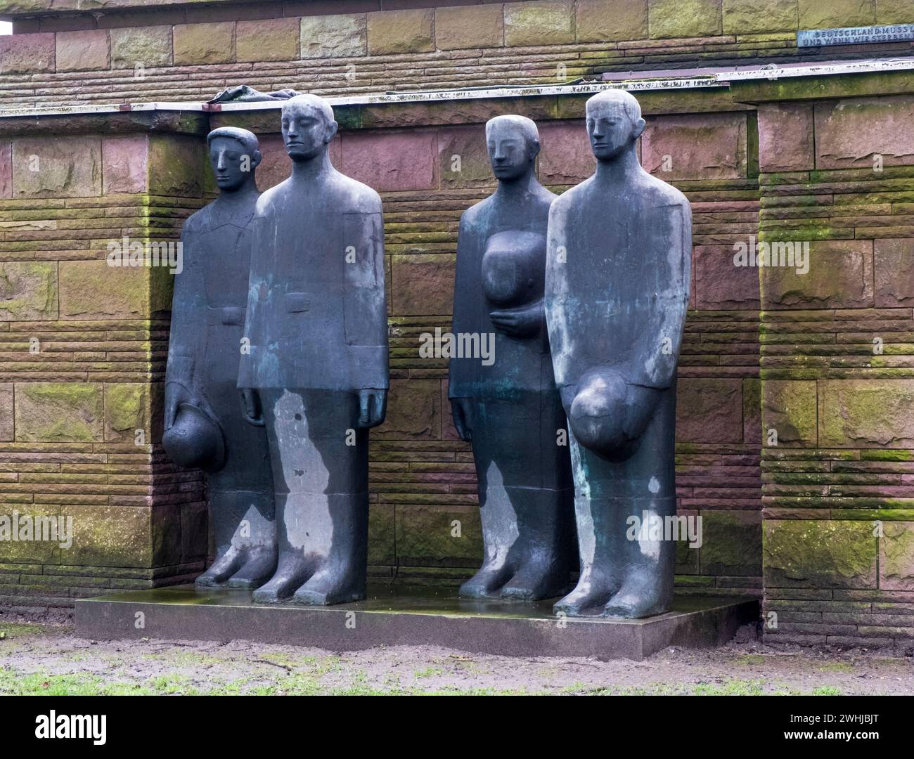 Trauersoldaten-Skulptur von Emil Krieger auf dem deutschen Kriegsfriedhof Langemark bei Ypern Stockfoto