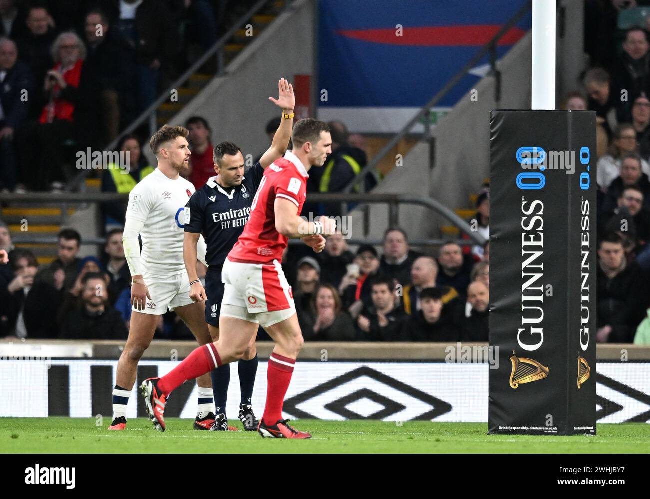 10. Februar 2024; Twickenham Stadium, London, England: Six Nations International Rugby England gegen Wales; Schiedsrichter vergibt Wales einen Elfmeterschieß in 16. Minute für 0-7 Stockfoto