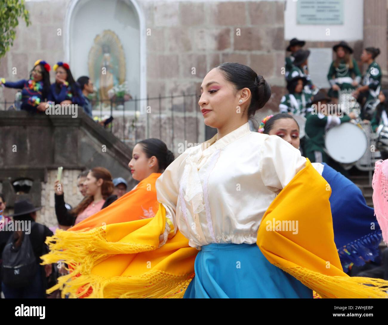 UIO-CARNAVAL-PLAZA-SAN-BLAS Quito, Sabado 10 de febrero del 2024 Con Bandas de Paz, Bailes tradicionales, Canon de espuma, ninos, jovenes y adultos, Festejan el feriado de Carnaval, en la Plaza de San Blas, Centro Historico. Fotos:Rolando Enriquez/API Quito Pichincha Ecuador ACE-UIO-CARNAVAL-PLAZA-SAN-BLAS-4b4885cbff7fda1f1c46e793c3452c84 *** UIO CARNAVAL PLAZA SAN BLAS Quito, Samstag, 10. Februar 2024 mit Friedensbändern, traditionellen Tänzen, Schaumkanon, Kindern, Jugendlichen und Erwachsenen, feiern Sie den Karnevalsfeiertag in der Plaza de San Blas, Centro Historico Fotos Rolando Enriquez API Quito Pi Stockfoto
