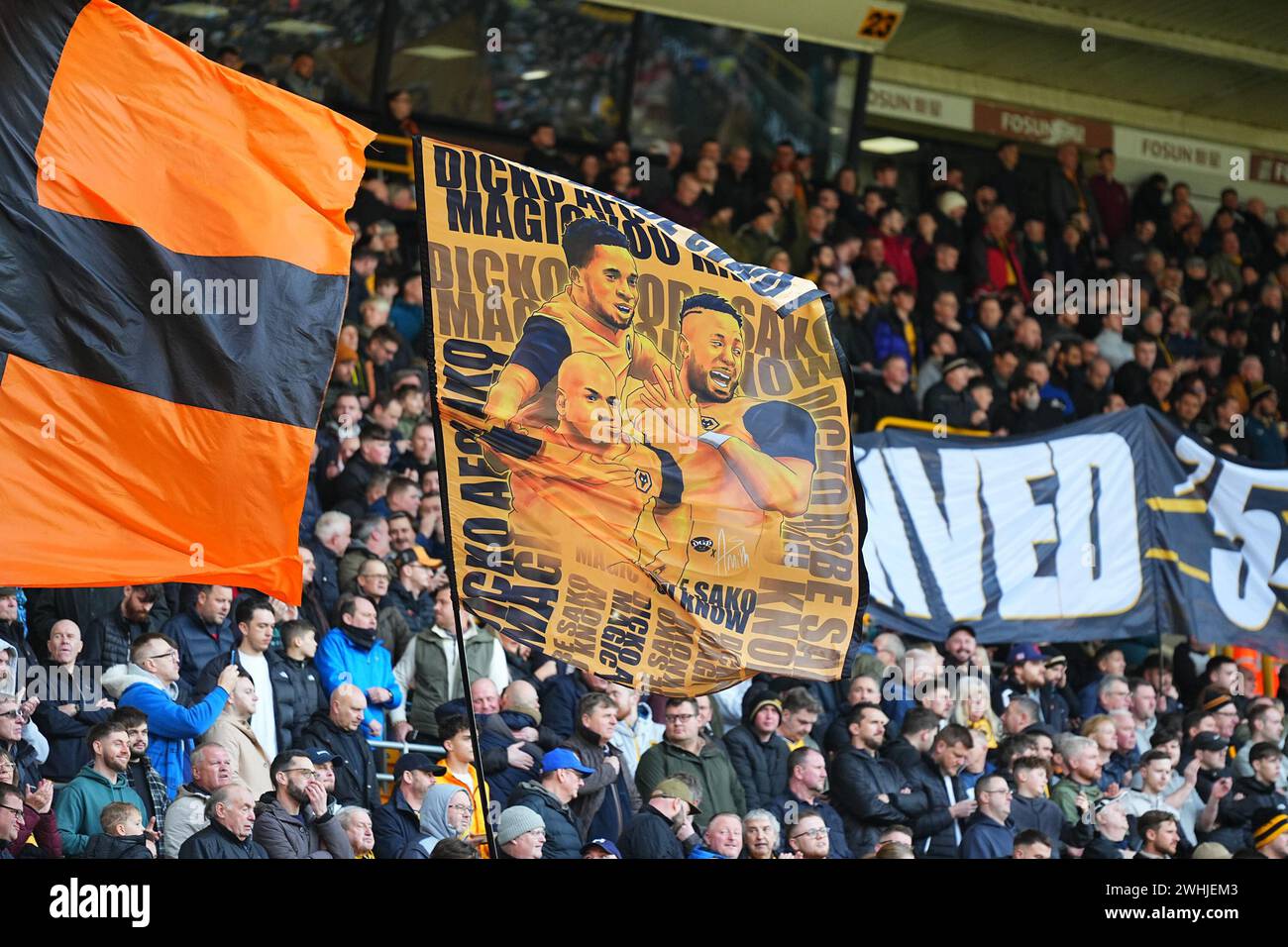 Wolverhampton, Großbritannien. Februar 2024. Wölfe-Fans schwenkten Flaggen vor dem Spiel der Premier League zwischen den Wolverhampton Wanderers und Brentford am 10. Februar 2024 in Molineux, Wolverhampton, England. Foto von Scott Boulton. Nur redaktionelle Verwendung, Lizenz für kommerzielle Nutzung erforderlich. Keine Verwendung bei Wetten, Spielen oder Publikationen eines einzelnen Clubs/einer Liga/eines Spielers. Quelle: UK Sports Pics Ltd/Alamy Live News Stockfoto