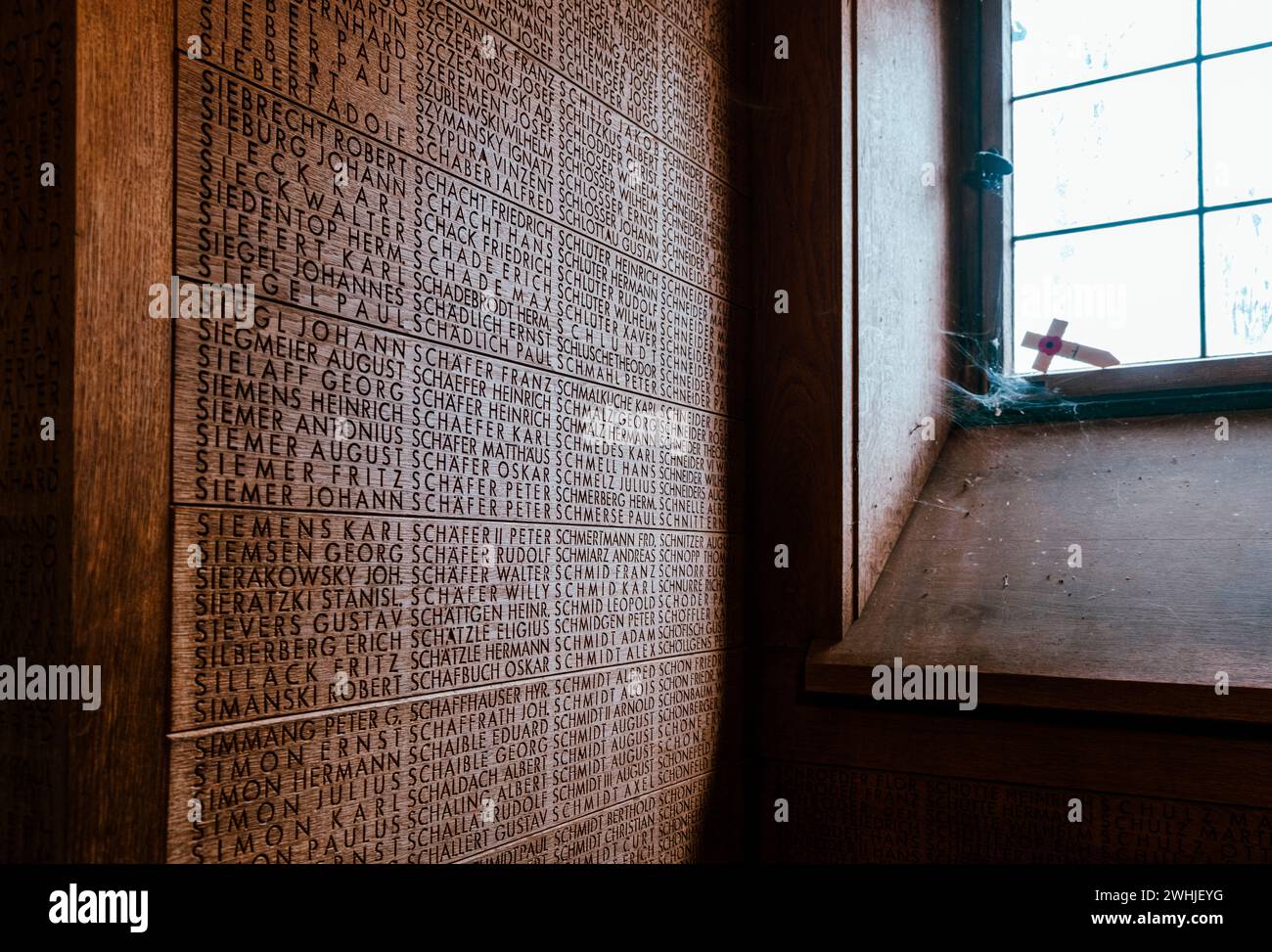Eine Wand mit gefallenen Studentensoldaten auf dem deutschen Kriegsfriedhof Langemark, Ypern Salient Stockfoto