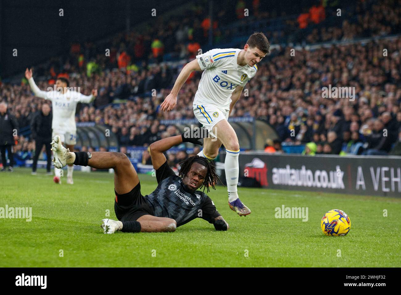 Peter Kioso #40 von Rotherham United F.C fordert den Gegner beim Sky Bet Championship-Spiel zwischen Leeds United und Rotherham United in der Elland Road, Leeds, am Samstag, den 10. Februar 2024 heraus. (Foto: Mike Morese | MI News) Credit: MI News & Sport /Alamy Live News Stockfoto