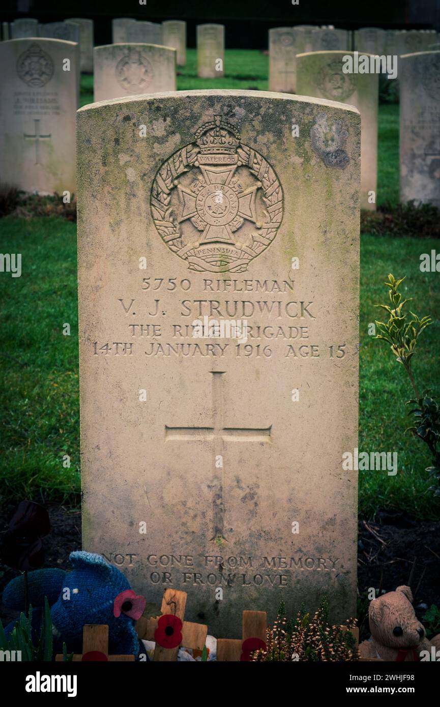 Das Grab von Rifleman Valentine Joe Strudwick, 15 Jahre alt, als er 1916 starb, auf dem Essex Farm Cemetery in der Nähe von Ypern Stockfoto