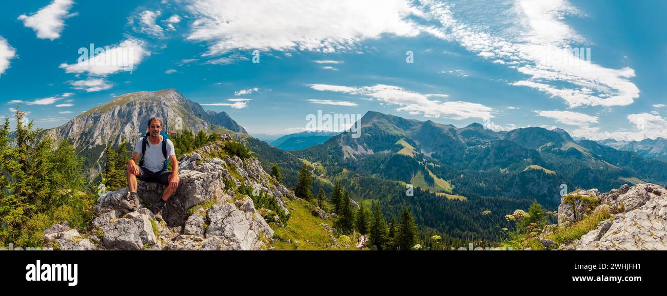 Man wandert in den alpen. Entspannen, auf einem Stein ruhen. Jenner Mountain - Berchtesgadener Alpen, Deutschland Stockfoto