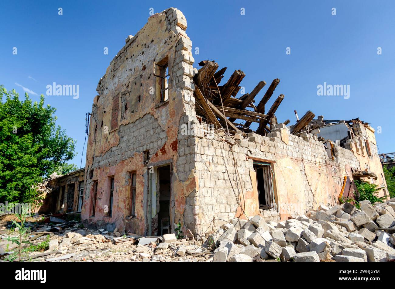 Zerstörte und verbrannte Häuser in der Stadt, Russland, der Ukraine-Krieg Stockfoto