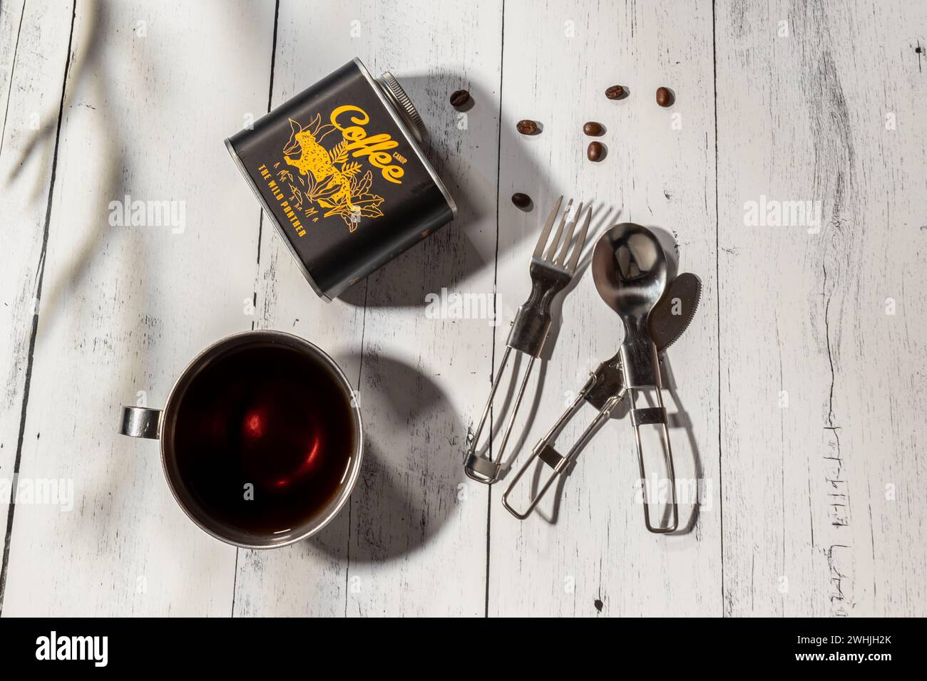 Everett Wa USA Januar 30 2024 - Lagerkaffee mit generischen Kaffeekochen und Edelstahlbecher Stockfoto