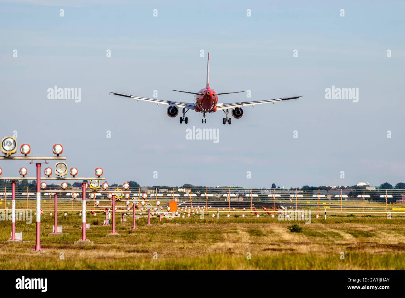 Flugzeug kurz vor der Landung Stockfoto