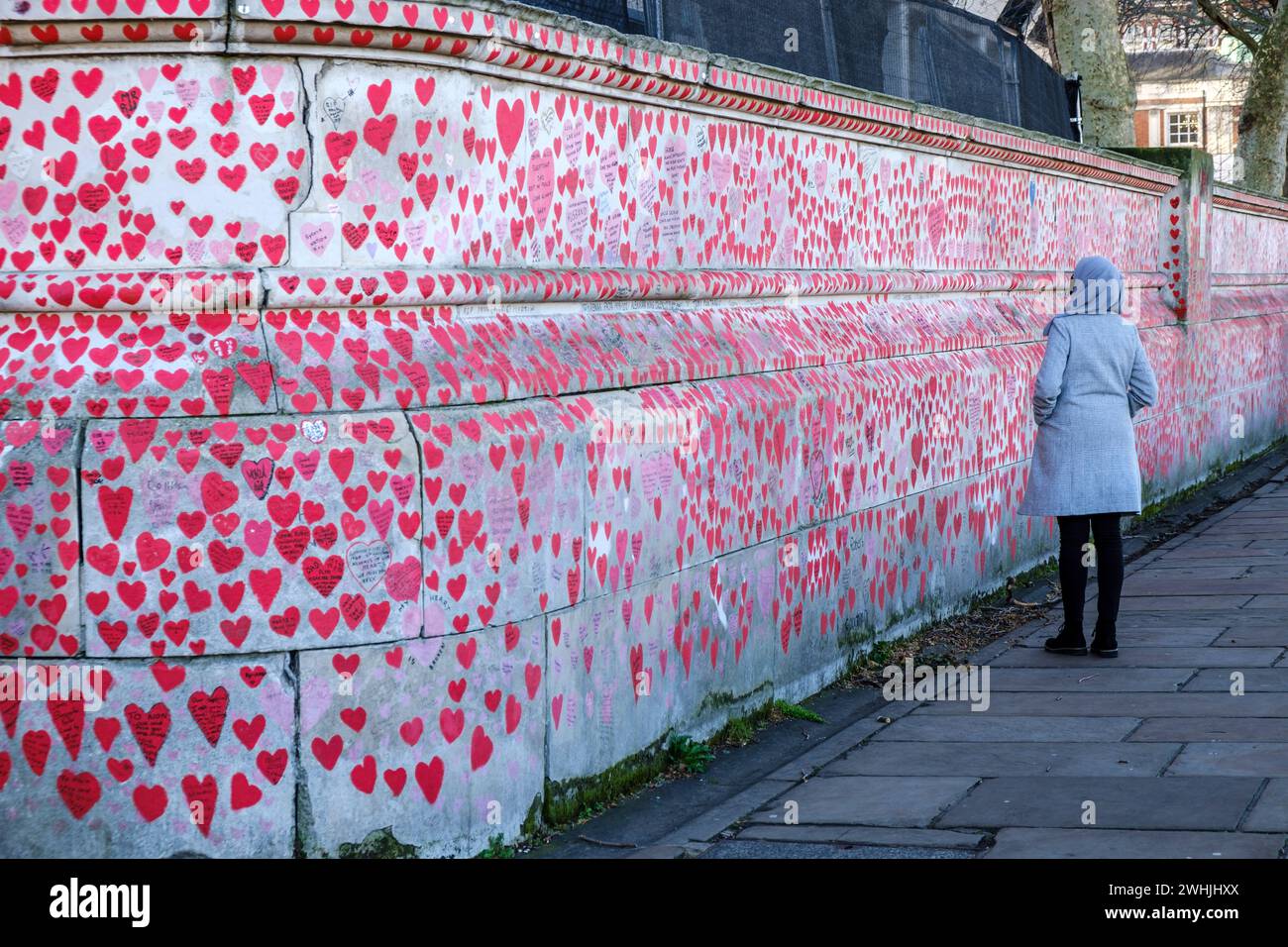 COVID Memorial neben der Themse malte Herzen zu Ehren der Opfer des COVID-Virus Stockfoto